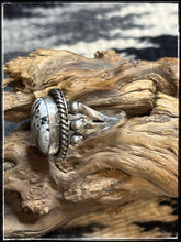 Load image into Gallery viewer, Robinson Martinez single stone rings. Side view
