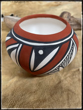 Load image into Gallery viewer, DR Lewis Acoma pot
