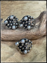 Load image into Gallery viewer, Geneva Apachito sterling silver and pearl ring - &quot;caviar and cross&quot; pattern

