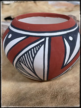Load image into Gallery viewer, DR Lewis Acoma pot
