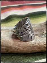 Load image into Gallery viewer, Kevin Yazzie Tufa cast sterling silver shield ring
