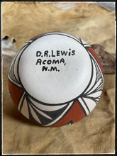 Load image into Gallery viewer, DR Lewis Acoma pot - signature
